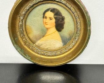 Vintage 1960 Cameo Creations Plastic Gold Framed 'Comtesse Louisa Cercle'
