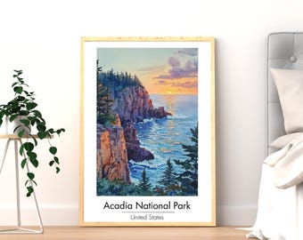 Puede incluir: Impresión enmarcada del Parque Nacional Acadia en los Estados Unidos. La obra de arte representa una escena costera con acantilados, árboles y olas del océano bajo un cielo al atardecer. La impresión está en un marco de madera clara.