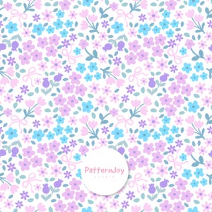 Pode incluir: Um padrão floral repetido com pequenas flores em tons de lilás claro, azul e rosa, com folhas verdes e laços rosa sobre um fundo branco. O design apresenta várias formas e tamanhos de flores. O texto "PatternJoy Studio" está em um círculo branco.