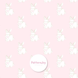 Pode incluir: Padrão repetitivo de coelhos brancos com laços rosa sobre um fundo rosa claro. Os coelhos são desenhados com linhas delicadas. Um círculo branco com o texto "PatternJoy studio" está no centro inferior.