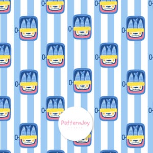 Pode incluir: Um padrão repetido de latas de sardinha azuis com um rótulo amarelo e rosa, e três peixes dentro. O fundo tem listras verticais azuis e brancas. A palavra "Sardines" está no rótulo.