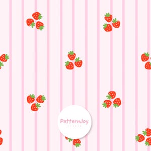 Pode incluir: Padrão repetitivo de morangos vermelhos com copas verdes e sementes brancas sobre um fundo listrado rosa e branco. Os morangos estão agrupados em pequenos grupos. O logotipo do estúdio PatternJoy está em um círculo branco.