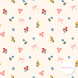 Pode incluir: Um padrão repetitivo de pequenas flores e laços cor-de-rosa sobre um fundo creme. As flores são vermelhas, rosa, amarelas e azuis. Os laços são de cor rosa claro. O padrão é um design caprichoso e delicado.