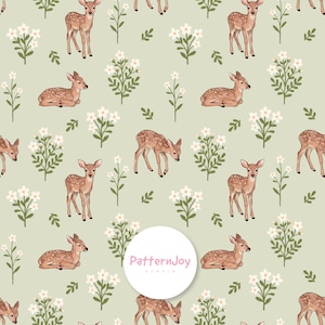 Pode incluir: Um padrão repetitivo com veados bebês em várias poses, intercalados com flores brancas e folhagem verde em um fundo verde claro. Os veados têm pêlo marrom com manchas brancas. O design é do PatternJoy Studio.