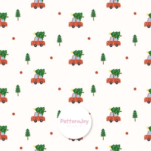 Pode incluir: Um padrão repetitivo sobre fundo branco com pequenos carros vermelhos transportando árvores de Natal verdes com estrelas amarelas no topo, intercalados com pinheiros verdes e pequenos pontos vermelhos. Um logótipo circular diz PatternJoy Studio.