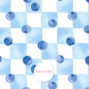 Pode incluir: Padrão em aquarela com mirtilos e quadrados azul claro sobre um fundo branco. Os mirtilos são de um azul profundo e estão espalhados por todo o design. O texto "PatternJoy studio" está em um círculo branco.