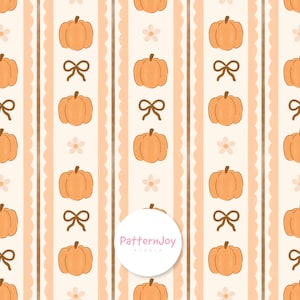 Pode incluir: Um padrão repetitivo com faixas verticais de abóboras laranja-claras, laços castanhos e pequenas flores brancas sobre um fundo creme. Um logótipo circular branco com o texto PatternJoy studio está centrado sobre o design.