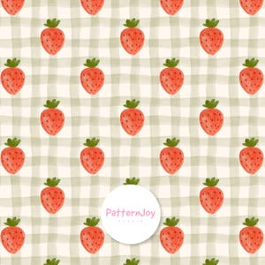 Könnte beinhalten: Ein sich wiederholendes Muster aus roten Erdbeeren mit grünen Blättern auf einem hellbeigen Hintergrund mit einem weichen, aquarellartigen salbeigrünen Gitter. Ein kreisförmiges weißes Logo mit dem Text PatternJoy Studio ist mittig platziert.
