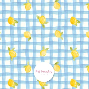 Pode incluir: Padrão em aquarela com limões amarelos com folhas verdes em um fundo xadrez azul e branco. O design tem uma sensação fresca e de verão, com um motivo repetido da fruta. O logotipo do estúdio PatternJoy está no canto inferior direito.