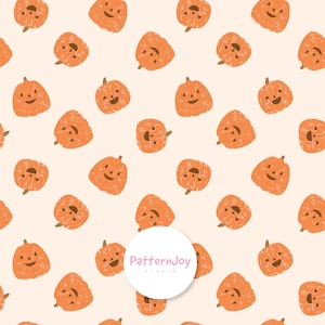 Pode incluir: Um padrão repetitivo de abóboras laranja com linhas de estilo desenhadas à mão sobre um fundo creme claro. Cada abóbora apresenta um rosto sorridente com olhos e nariz triangulares. Um logótipo circular branco diz PatternJoy studio.