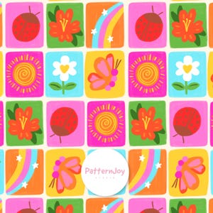 Pode incluir: Um padrão colorido e repetitivo com ilustrações quadradas. Os quadrados contêm imagens de joaninhas, flores, arco-íris, borboletas e sóis. A paleta de cores inclui rosa, laranja, amarelo, azul e verde.