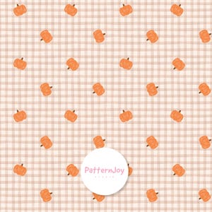 Pode incluir: Um padrão repetitivo com pequenas abóboras cor de laranja espalhadas sobre um fundo xadrez bege claro e branco. Um logótipo circular branco com o texto PatternJoy Studio está centrado sobre o design, ocultando parcialmente o padrão.