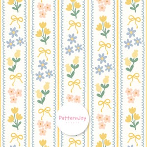 Pode incluir: Padrão repetitivo com listras verticais amarelas e azuis. O design inclui tulipas amarelas, flores azuis e rosas e laços amarelos em um fundo creme. O texto "PatternJoy studio" está em um círculo branco.