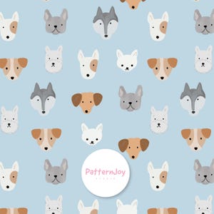 Pode incluir: Um fundo azul claro apresenta um padrão repetido de rostos de cães variados em branco, cinza e marrom. As raças de cães incluem buldogues franceses, terriers e lobos. Um círculo branco com o texto "PatternJoy studio" está no centro inferior.