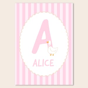 Pode incluir: Um poster listrado em rosa e branco com uma grande letra "A" rosa dentro de um oval branco. Um pato de desenho animado com um laço rosa está ao lado da letra. O nome "ALICE" está escrito em rosa abaixo.