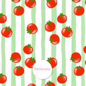 Puede incluir: Patrón repetitivo de tomates rojos con tallos verdes sobre un fondo blanco con rayas verticales verde claro. El diseño incluye el texto "PatternJoy Studio" en un círculo blanco.
