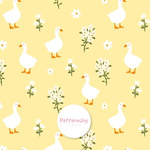 Pode incluir: Padrão repetitivo de gansos brancos com bicos e patas laranja, intercalados com flores brancas e caules verdes, sobre um fundo amarelo claro. O design inclui um logotipo circular com o texto "PatternJoy studio".