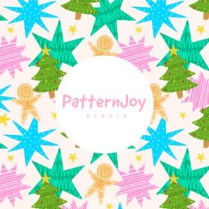 Pode incluir: Um padrão festivo com árvores de Natal, bonecos de gengibre, estrelas e formas de estrelas rabiscadas em rosa, verde-azulado e azul sobre um fundo creme. O texto "PatternJoy Studio" está em um círculo branco.