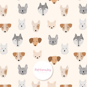Può includere: Motivo ripetuto di teste di cani di varie razze e colori, tra cui grigio, marrone e bianco, su uno sfondo beige chiaro. Il design include una varietà di razze canine. Il testo "PatternJoy studio" è in un cerchio bianco.