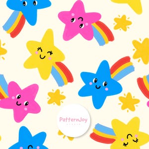Pode incluir: Um padrão lúdico com estrelas sorrindo em tons de azul, rosa e amarelo, cada uma com um rastro de arco-íris. Pequenas estrelas amarelas estão espalhadas em um fundo creme. O logotipo do estúdio PatternJoy é visível.