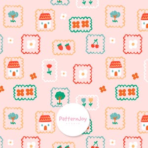 Pode incluir: Padrão repetitivo em fundo rosa com casas, flores, árvores, morangos e cerejas. Cada elemento é emoldurado dentro de um quadrado com bordas onduladas. O design inclui uma variedade de cores, como vermelho, verde, laranja e branco.