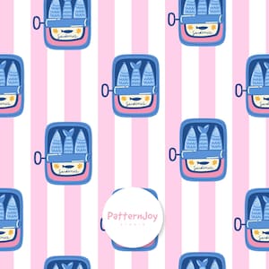 Pode incluir: Um padrão repetitivo de latas de sardinha azuis com abas, cada uma contendo três peixes. As latas estão dispostas sobre um fundo de listras verticais rosa e brancas. A palavra "Sardines" está escrita em cada lata.