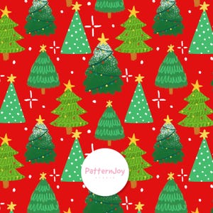 Pode incluir: Um padrão repetitivo num fundo vermelho brilhante com várias árvores de Natal verdes com estrelas amarelas no topo, algumas decoradas com luzes coloridas ou pontos brancos, intercaladas com pequenas faíscas brancas em forma de cruz e o texto PatternJoy.