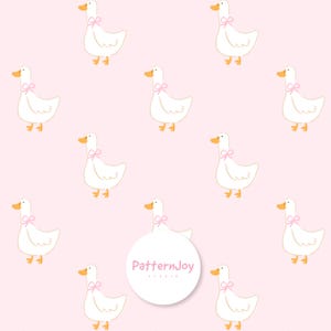 Pode incluir: Padrão repetido de desenhos de gansos brancos com laços rosa sobre um fundo rosa claro. Os gansos têm bicos e patas laranja. Um círculo branco com o texto "PatternJoy studio" está no centro.