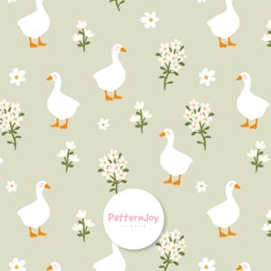 Op de afbeelding: Een herhalend patroon met witte ganzen met oranje snavels en poten, afgewisseld met witte bloemen en groene stelen, tegen een lichtgroene achtergrond. Het ontwerp bevat een cirkelvormig logo met de tekst "PatternJoy studio".