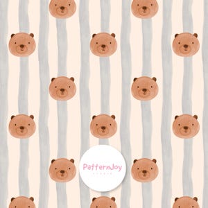 Pode incluir: Um padrão repetitivo com rostos de urso castanho-claros com orelhas pequenas e narizes castanho-escuros sobre um fundo creme pálido com riscas verticais em aguarela cinzento-claro. Um logótipo circular branco contém o texto PatternJoy Studio.