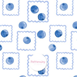 Pode incluir: Padrão aquarela repetido com mirtilos. Cada mirtilo tem um tom azul profundo, com um sotaque azul mais claro, sobre um fundo branco. Os mirtilos são emoldurados por um quadrado azul claro com bordas onduladas.