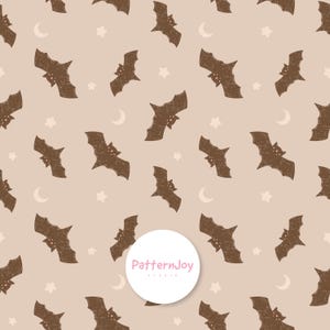 Pode incluir: Um padrão repetitivo sobre um fundo bege claro com morcegos castanhos escuros desenhados à mão, pequenas luas crescentes de cor creme e estrelas. Um logótipo circular branco com o texto rosa PatternJoy Studio está centrado no design.