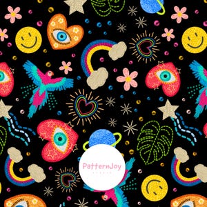 Pode incluir: Tecido preto com um padrão repetido de desenhos bordados. O padrão inclui corações com olhos, arco-íris, papagaios, rostos sorridentes, estrelas, planetas e flores em cores vibrantes. O design tem uma estética artesanal e caprichosa.