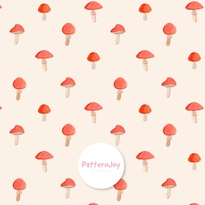 Pode incluir: Um padrão repetitivo de cogumelos vermelhos em estilo aguarela com caules bege sobre um fundo creme claro. Um logótipo circular branco com o texto rosa PatternJoy Studio está sobreposto na parte inferior central do design de cogumelos.