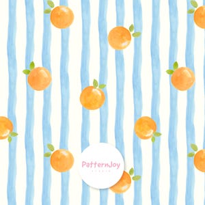 Könnte beinhalten: Aquarellmuster mit Orangen und grünen Blättern, vor einem Hintergrund aus vertikalen blauen und weißen Streifen. Das Design enthält den Text "PatternJoy studio" in einem weißen Kreis.