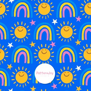 Pode incluir: Um padrão repetitivo em um fundo azul com sóis amarelos sorrindo, arco-íris e estrelas. Os arco-íris têm arcos rosa, amarelos e azuis. Estrelas brancas e rosas estão espalhadas por todo o design. O logotipo do estúdio PatternJoy está em um círculo branco.