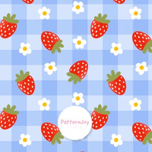 Pode incluir: Padrão repetitivo de morangos vermelhos e flores brancas sobre um fundo xadrez vichy azul claro. Os morangos têm caules verdes e sementes brancas. O design inclui o texto "PatternJoy studio" num círculo branco.