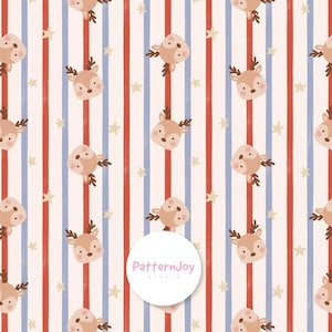 Pode incluir: Um padrão repetitivo com cabeças de veado de desenho animado com chifres castanhos, intercaladas com pequenas estrelas bege sobre um fundo de riscas verticais vermelhas e azuis. Um logótipo circular branco com o texto PatternJoy Studio está centrado.