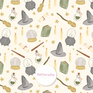 Pode incluir: Padrão repetitivo com ilustrações de bruxas. O design inclui chapéus de bruxa cinzentos, caldeirões, bolas de cristal, vassouras, pergaminhos, frascos de poções, velas, varinhas e estrelas em um fundo creme.