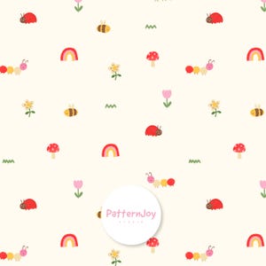 Peut inclure: Un motif répétitif de dessins animés d'insectes, d'arcs-en-ciel, de fleurs et de champignons sur un fond crème. Le motif comprend des coccinelles rouges, des abeilles jaunes et marron et des chenilles multicolores. Le texte "PatternJoy studio" est dans un cercle blanc.
