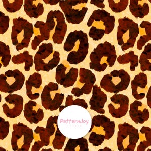 Pode incluir: Padrão sem costura com design de estampa de leopardo. O padrão consiste em manchas marrons escuras e laranja em um fundo amarelo claro. A imagem inclui um círculo branco com o texto "PatternJoy studio".