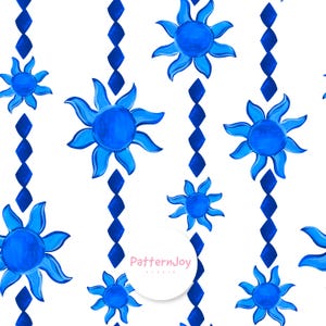 Pode incluir: Um padrão sem costura com sóis e losangos azuis em aquarela sobre um fundo branco. Os sóis têm múltiplas pétalas curvas, e os losangos são dispostos em linhas verticais. O logotipo do estúdio PatternJoy é visível.