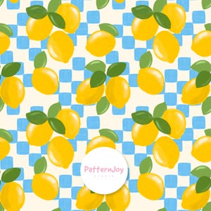 Pode incluir: Padrão repetitivo de limões amarelos brilhantes com folhas verdes sobre um fundo bege claro. O fundo tem um padrão xadrez azul e branco. A imagem tem um estilo pintado à mão. O logotipo do estúdio PatternJoy está no centro.