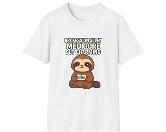 Könnte beinhalten: Weißes T-Shirt mit einem Cartoon-Faultier und dem Text "Professionell Mittelmäßig Aber Charmant". Das braune Faultier hält ein Schild mit der Aufschrift "Present".