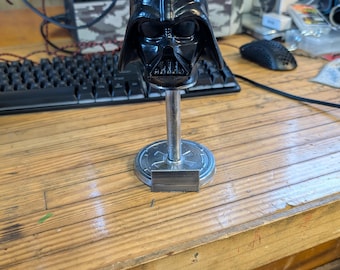 Mini capacete do Darth Vader com suporte.