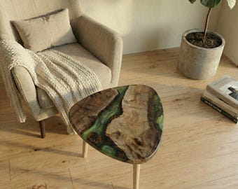 Table d'appoint triangulaire faite main en bois de noyer | Table d'appoint géométrique moderne