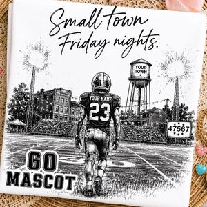 Puede incluir: Una camiseta blanca con una ilustración en tinta negra de un jugador de fútbol americano en un campo. El texto dice Small town Friday nights, YOUR TOWN, YOUR NAME, 23, 47567 y GO MASCOT. El diseño incluye una torre de agua y luces de estadio.
