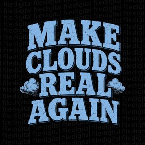 Op de afbeelding: Een zwart grafisch ontwerp met de tekst "MAKE CLOUDS REAL AGAIN" in lichtblauwe, verweerde letters. Twee kleine wolkenillustraties flankeren het woord "REAL". Geschikt voor kleding of woondecoratie.