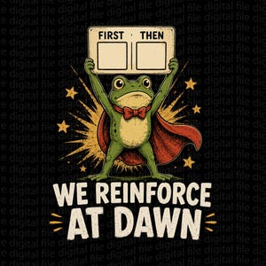 Könnte beinhalten: Ein grüner Frosch mit rotem Umhang und Fliege hält ein Schild mit der Aufschrift FIRST THEN über dem Kopf. Hinter dem Frosch befindet sich ein gelbes Sternenmuster mit kleinen Sternen. Darunter steht der Text WE REINFORCE AT DAWN in weißen Buchstaben.