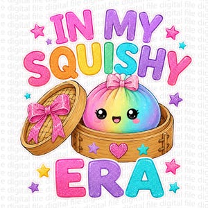 Op de afbeelding: Een digitale afbeelding met de tekst IN MY SQUISHY ERA in glitterende regenboogletters. Een schattige regenboogkleurige dumpling met een roze strik zit in een bamboe stoommandje, versierd met een roze glitterhartje en sterretjes.
